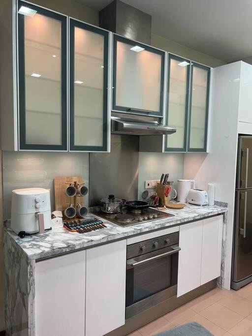 2Beds Seaview Straits Quay Comes With Carpark And Hothub Bagan Jermal Bagian luar foto